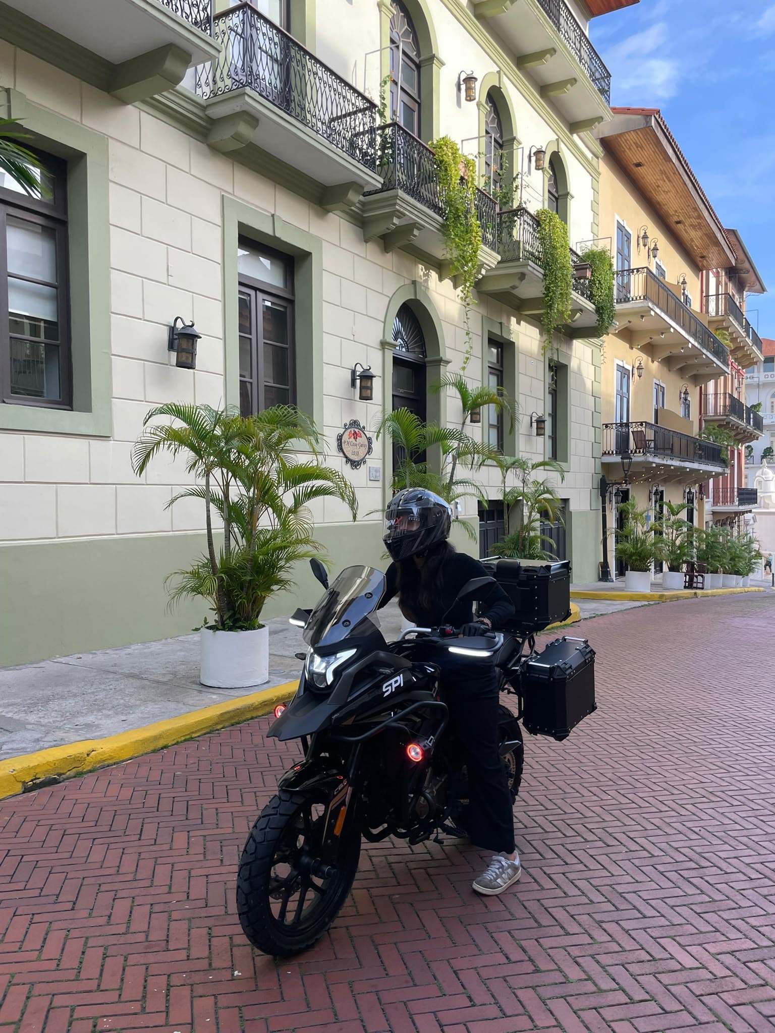 Detalle de la SPI RX250 de XOPA Moto Rental con maletas laterales, en Casco Viejo